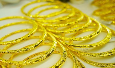 Giá vàng lao dốc: Người mua có phải &amp;apos;ôm&amp;apos; cả thập kỷ mới hòa vốn?